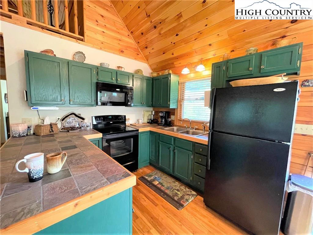 Image number 14 for the current listing