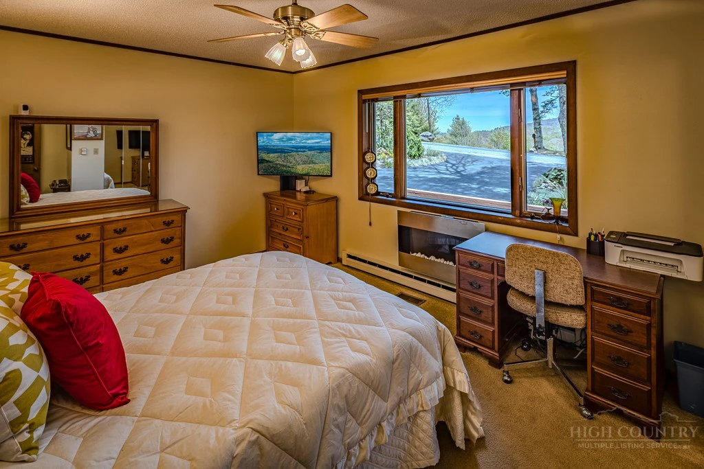 Image number 3 for the current listing