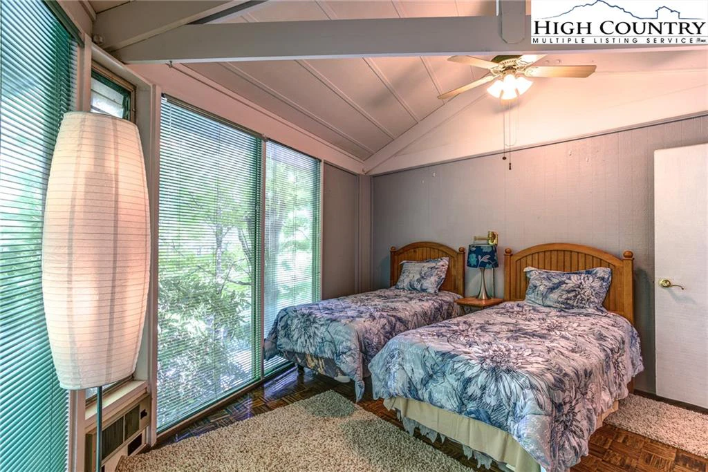 Image number 9 for the current listing