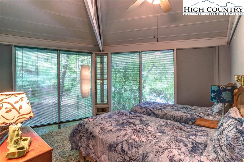 Image number 8 for the current listing
