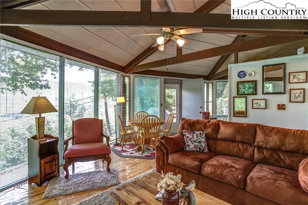 Image number 18 for the current listing