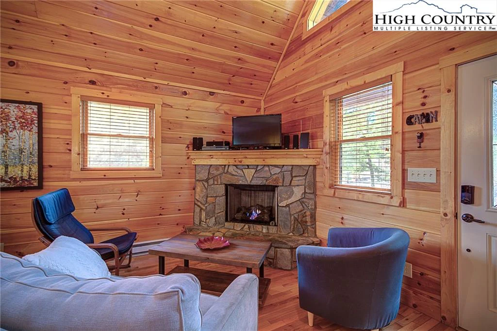 Image number 19 for the current listing