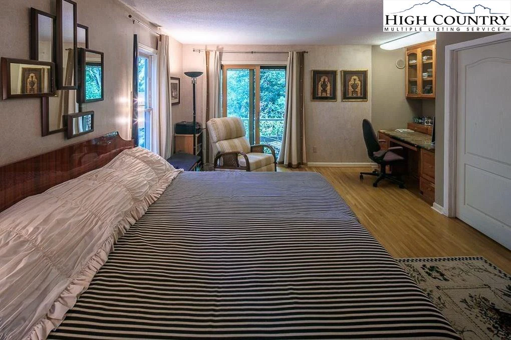 Image number 8 for the current listing