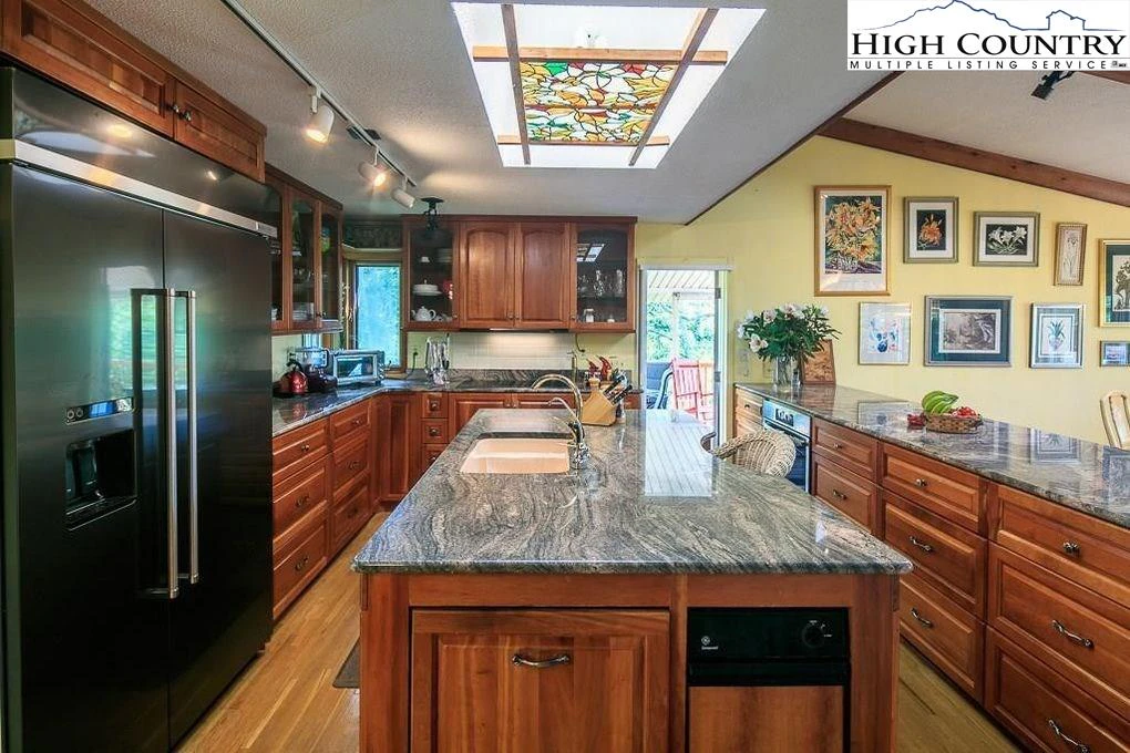 Image number 15 for the current listing