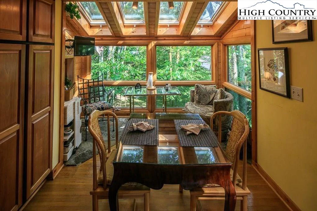 Image number 2 for the current listing