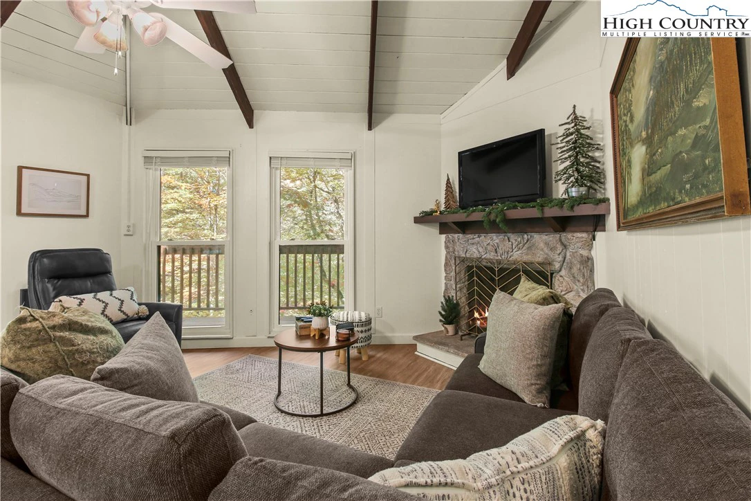 Image number 19 for the current listing
