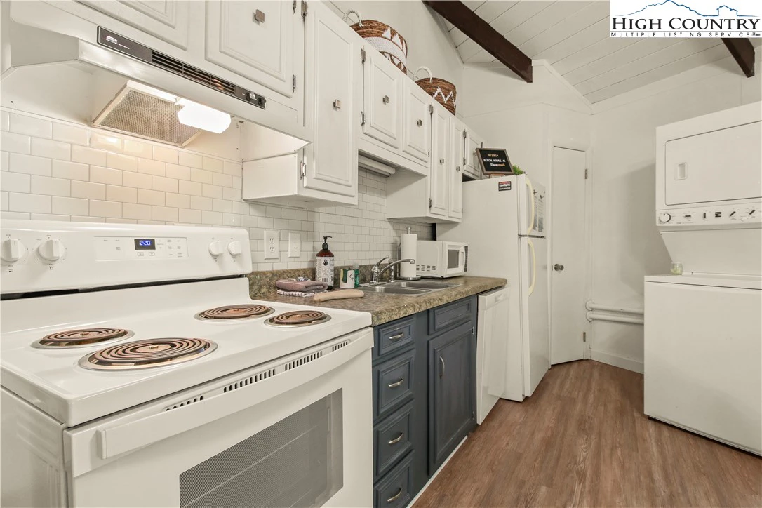 Image number 15 for the current listing