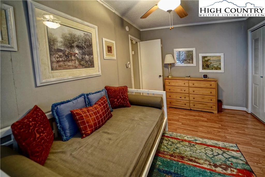 Image number 10 for the current listing