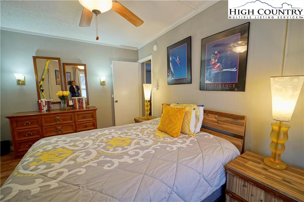 Image number 13 for the current listing