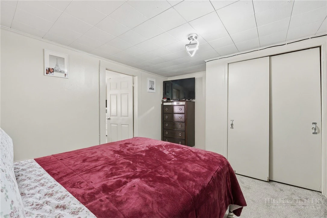 Image number 11 for the current listing