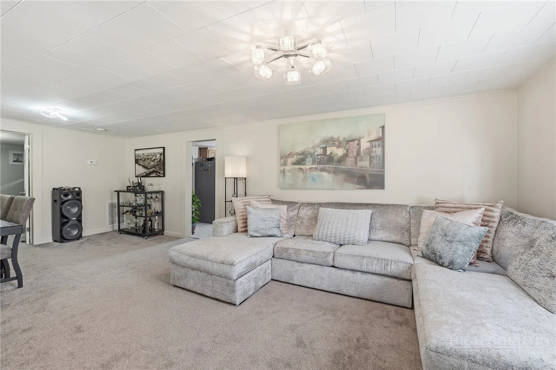 Image number 19 for the current listing
