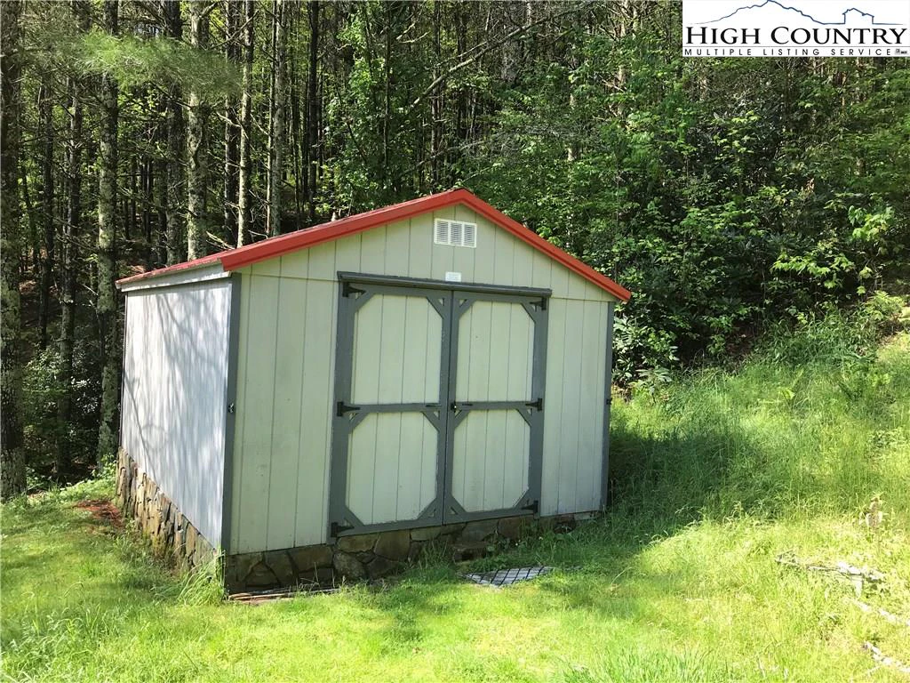 Image number 17 for the current listing