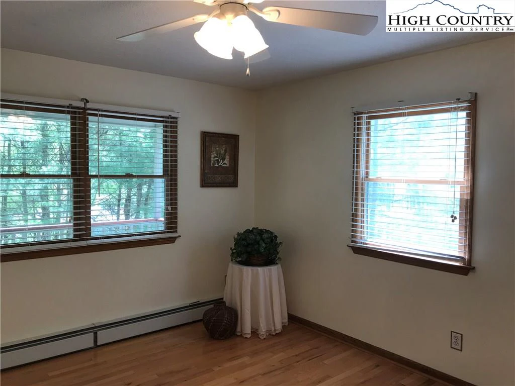 Image number 14 for the current listing