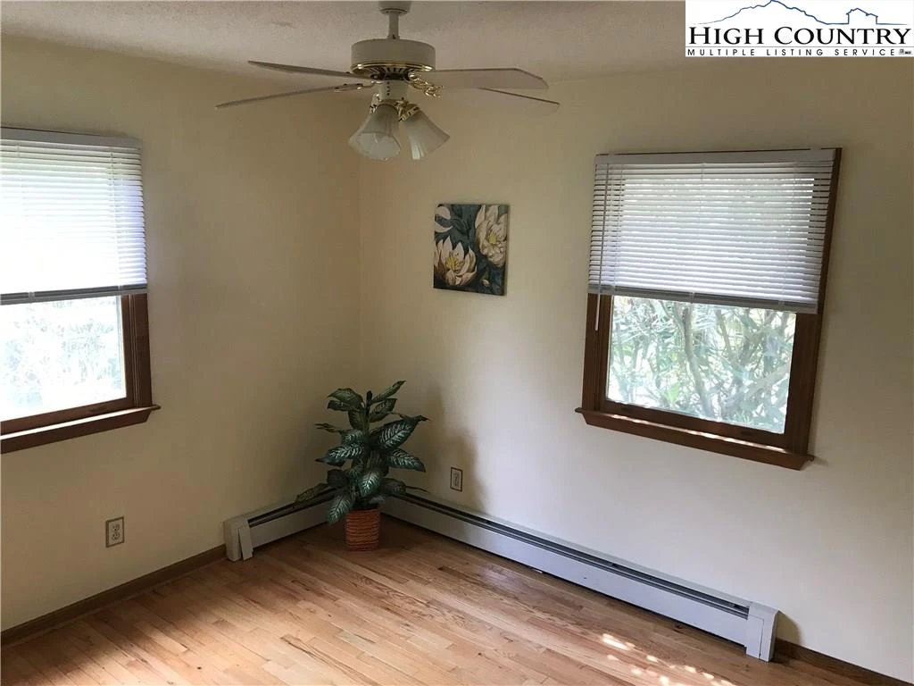 Image number 13 for the current listing
