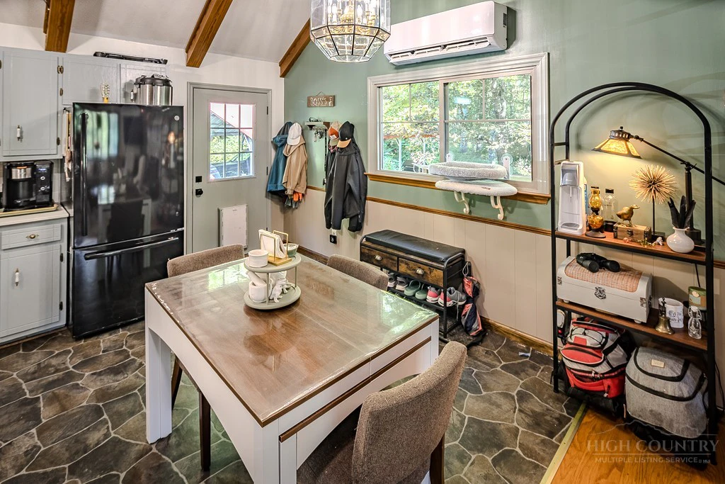 Image number 14 for the current listing
