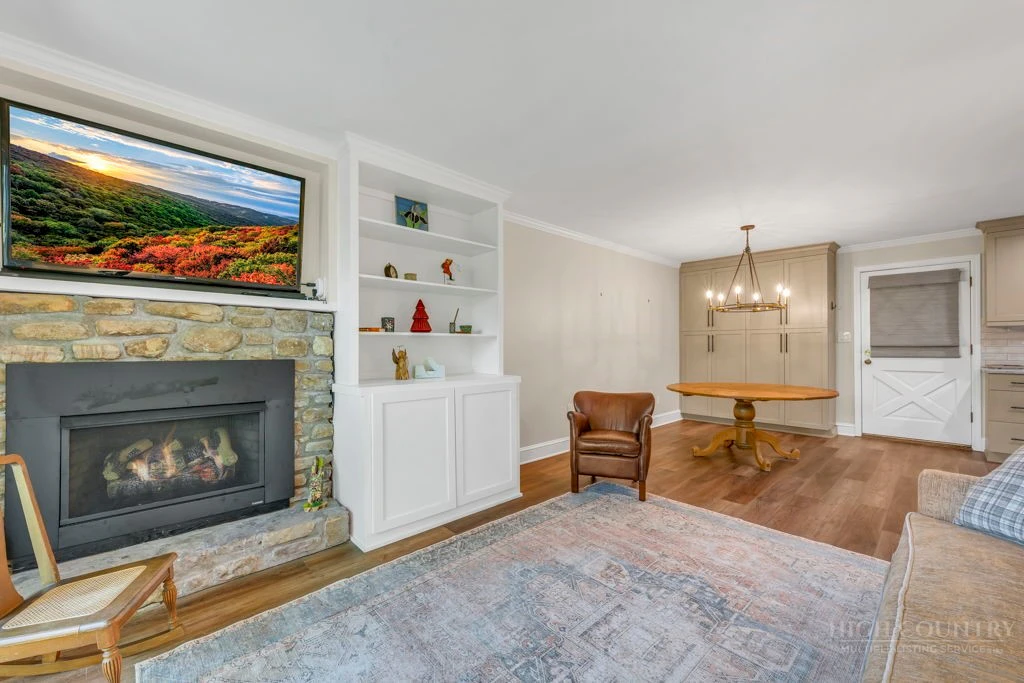Image number 16 for the current listing