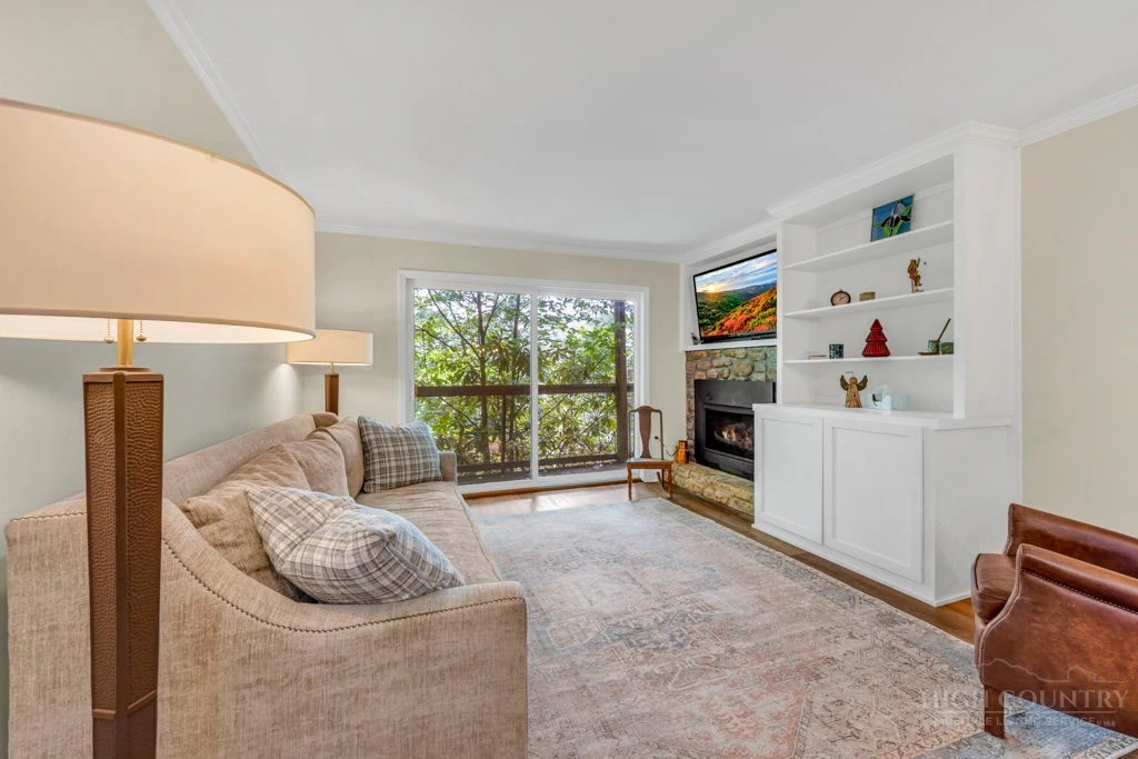 Image number 15 for the current listing