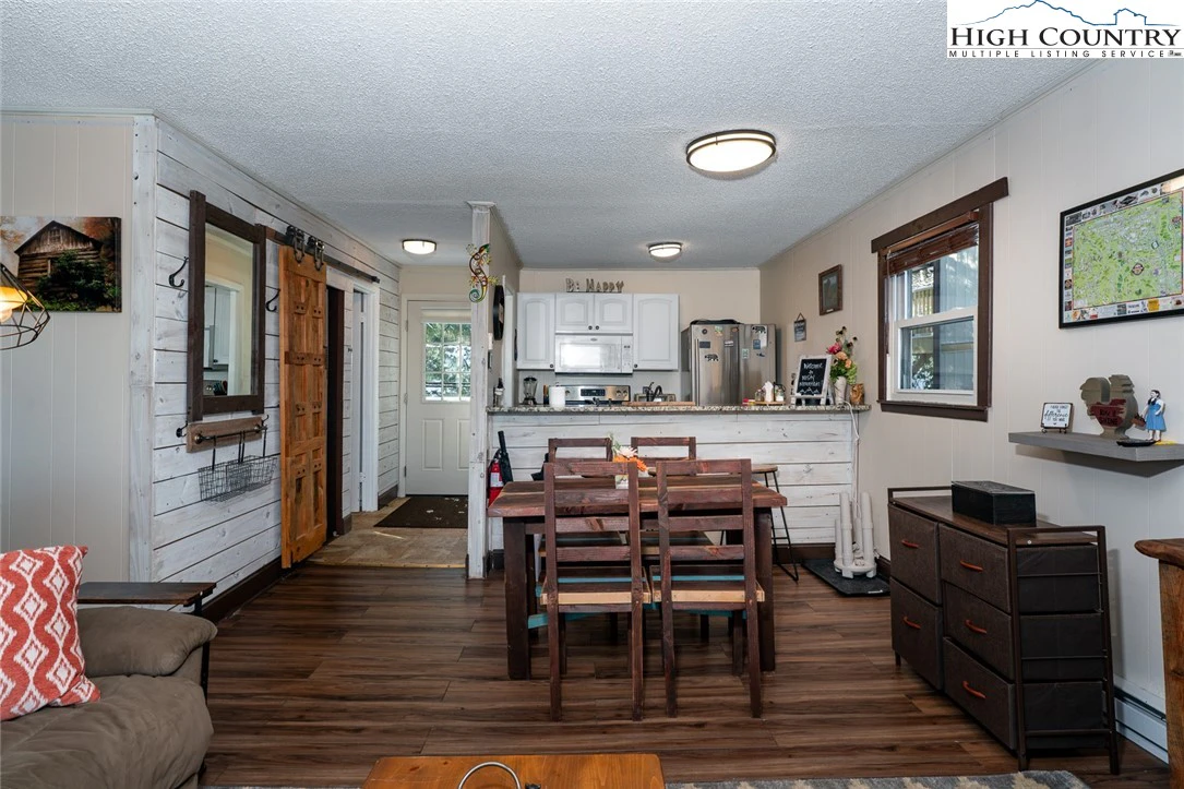 Image number 19 for the current listing