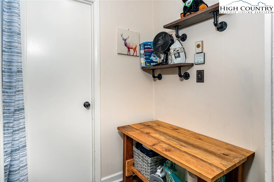Image number 9 for the current listing