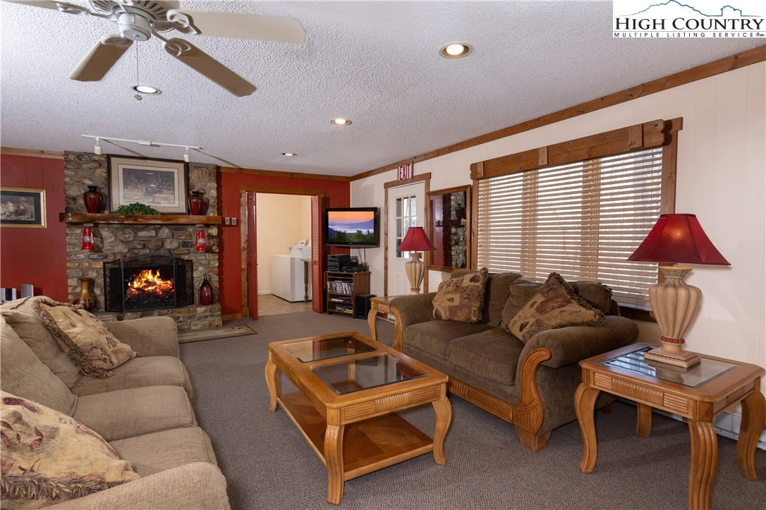 Image number 3 for the current listing