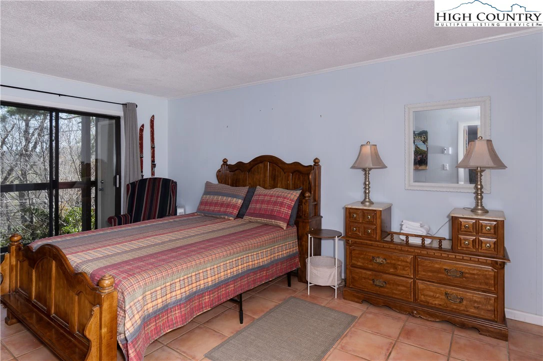 Image number 14 for the current listing