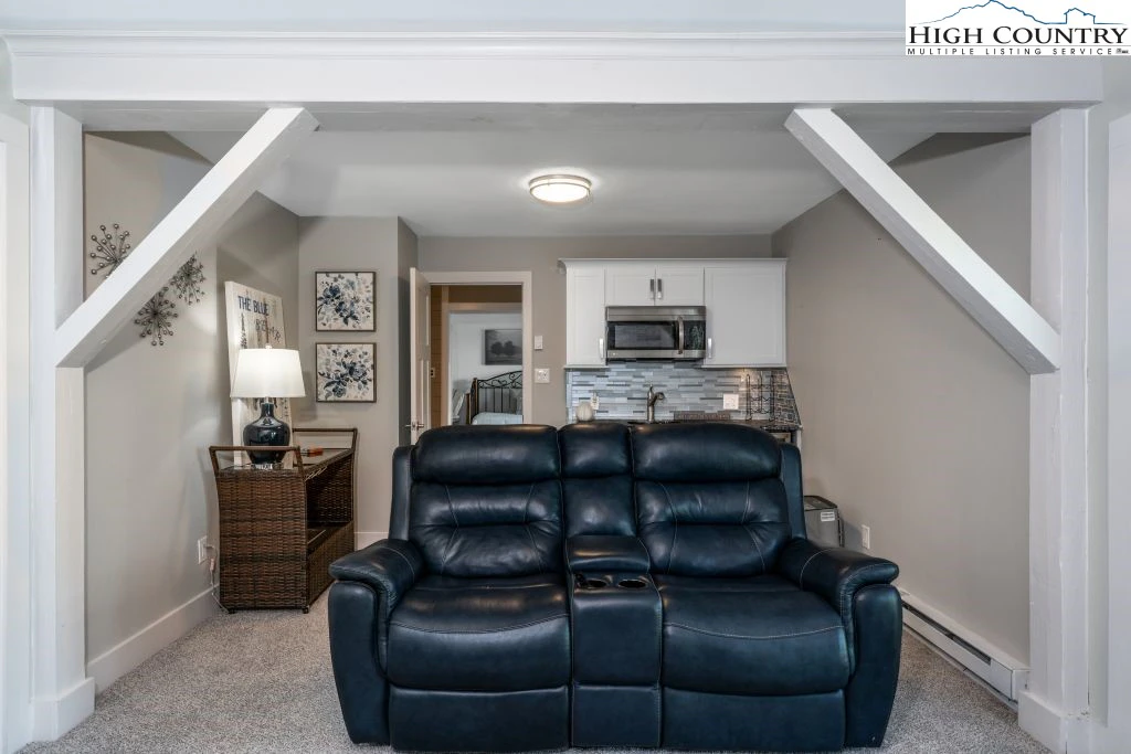 Image number 4 for the current listing