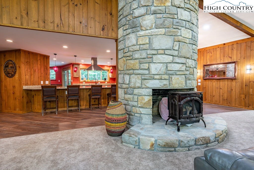 Image number 15 for the current listing