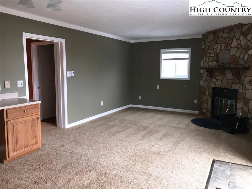 Image number 4 for the current listing