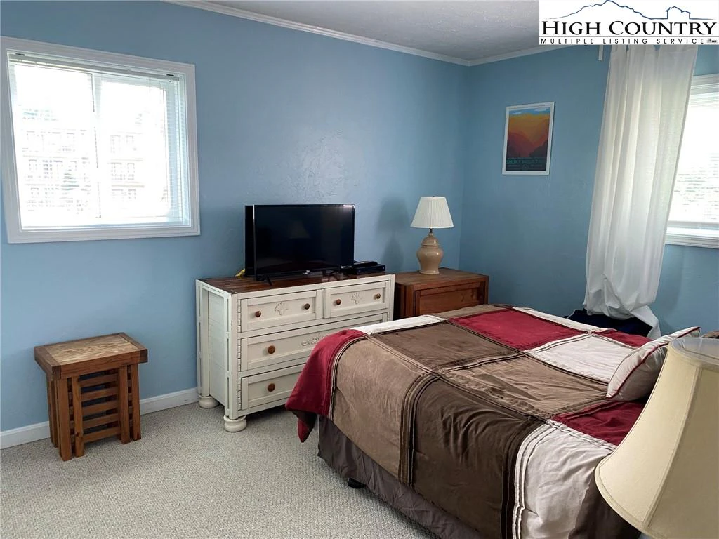 Image number 9 for the current listing