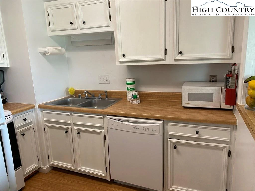 Image number 2 for the current listing