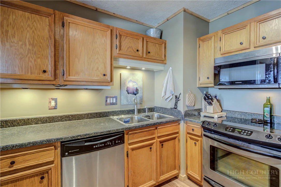 Image number 2 for the current listing