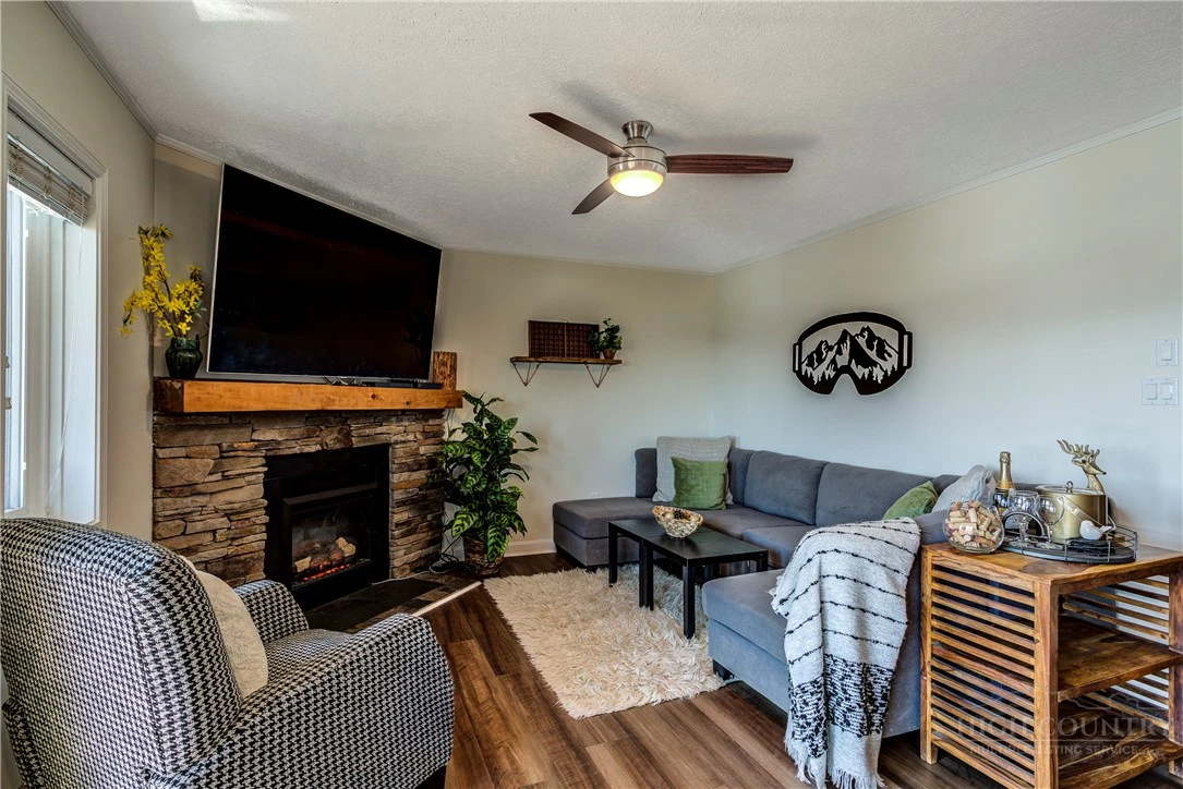 Image number 4 for the current listing
