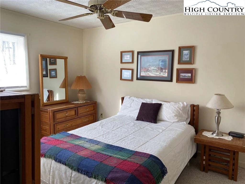 Image number 11 for the current listing