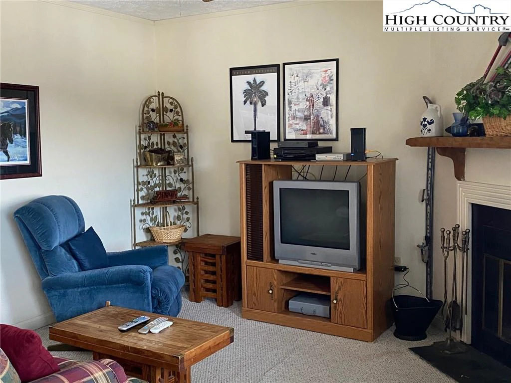 Image number 4 for the current listing