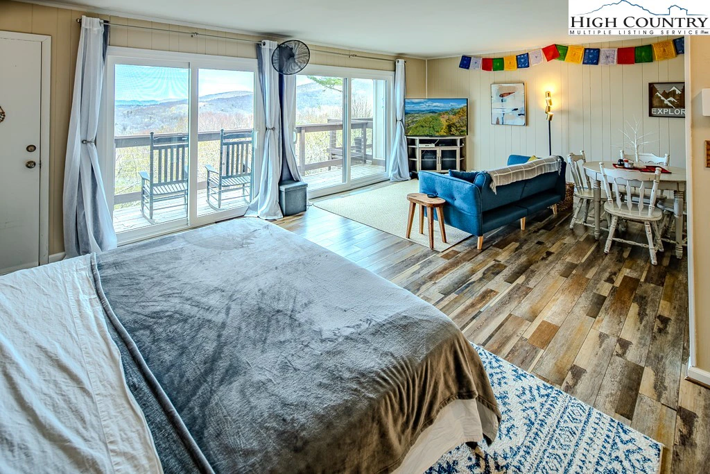 Image number 2 for the current listing