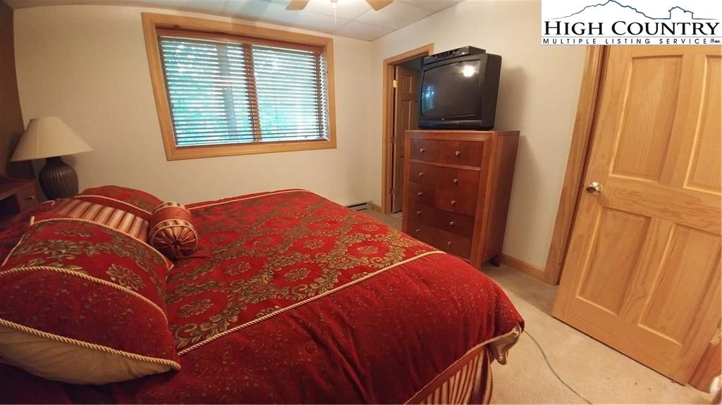 Image number 9 for the current listing