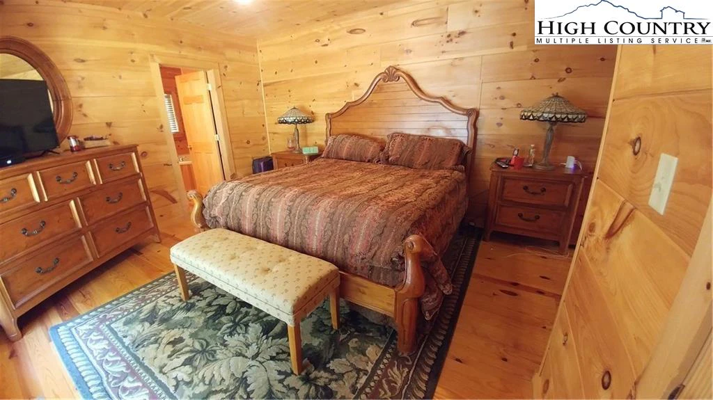 Image number 19 for the current listing
