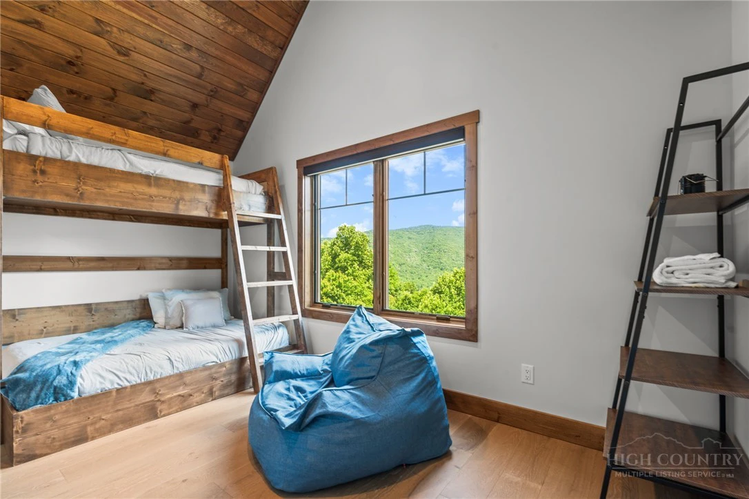 Image number 2 for the current listing