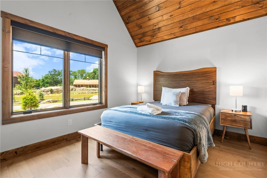 Image number 5 for the current listing