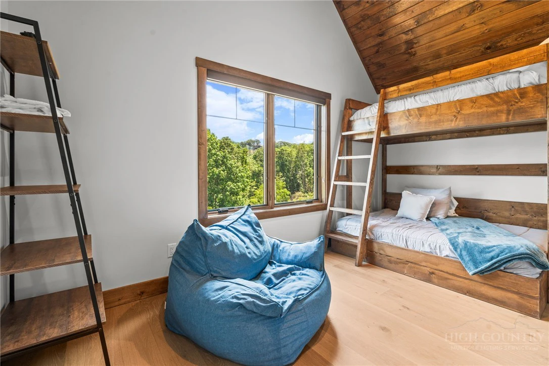 Image number 14 for the current listing
