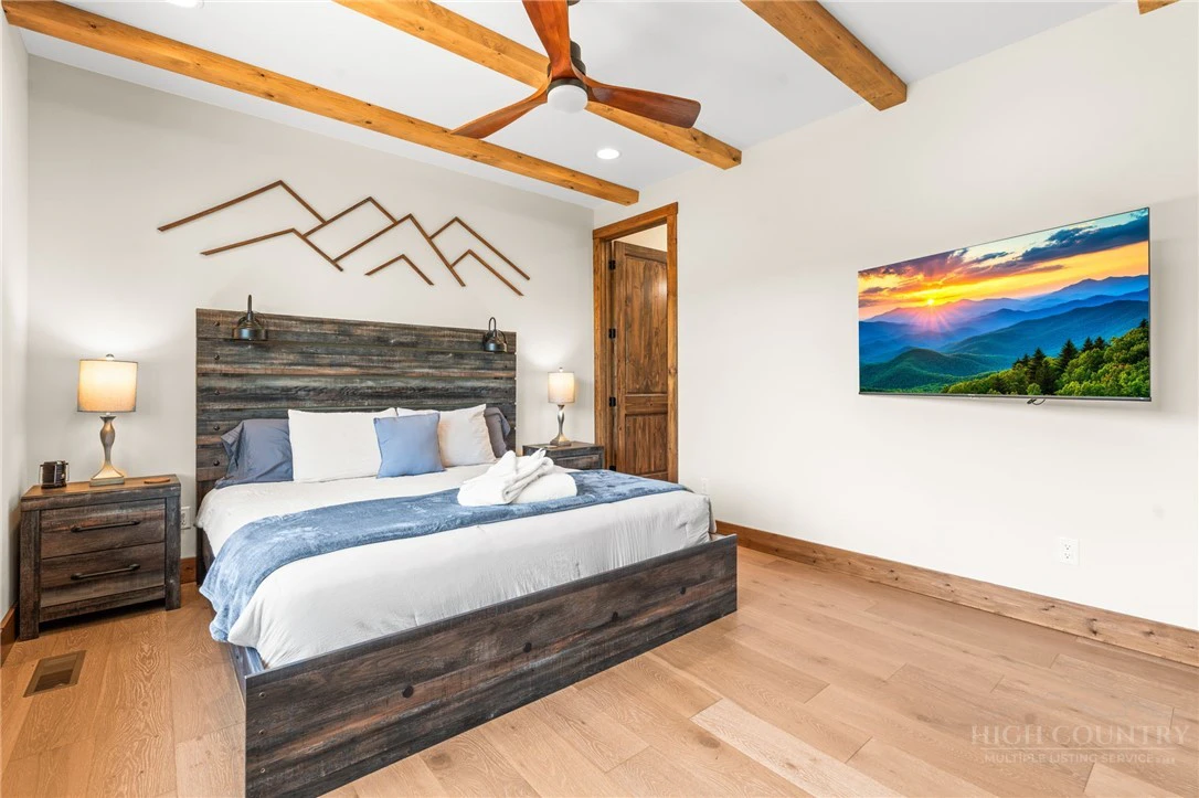 Image number 19 for the current listing