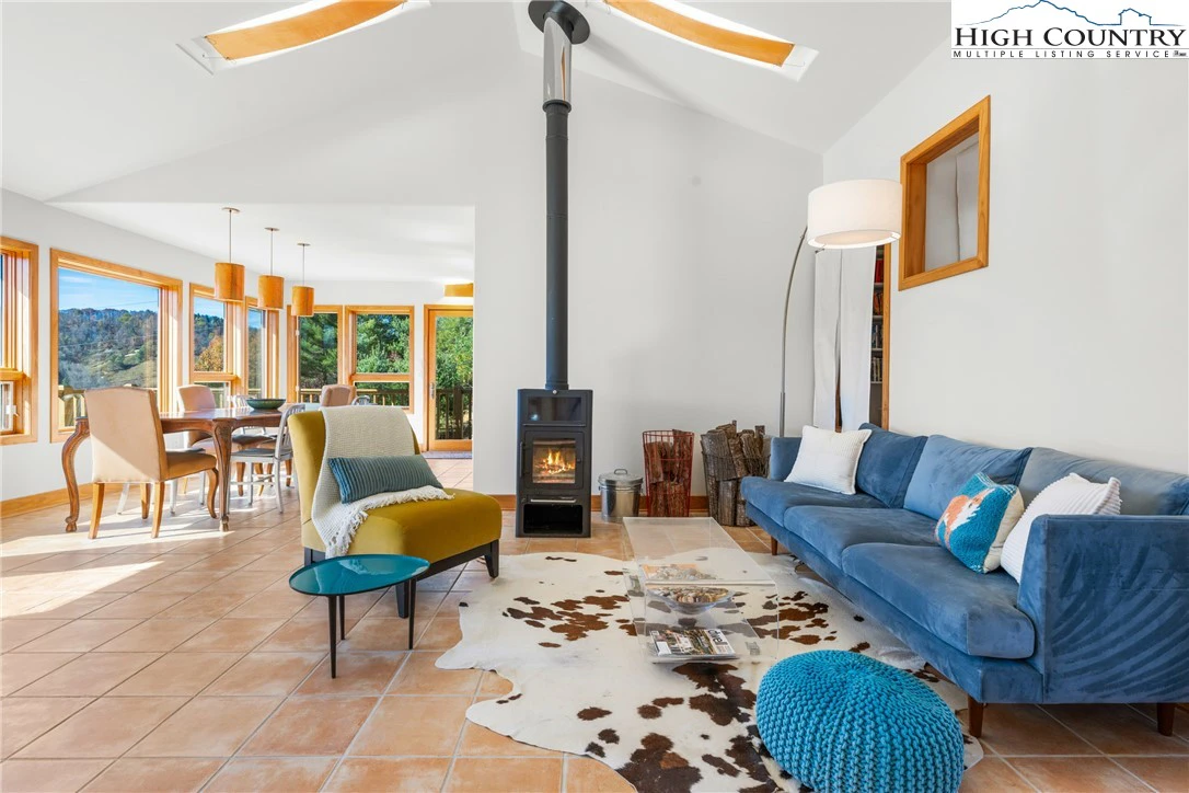 Image number 1 for the current listing