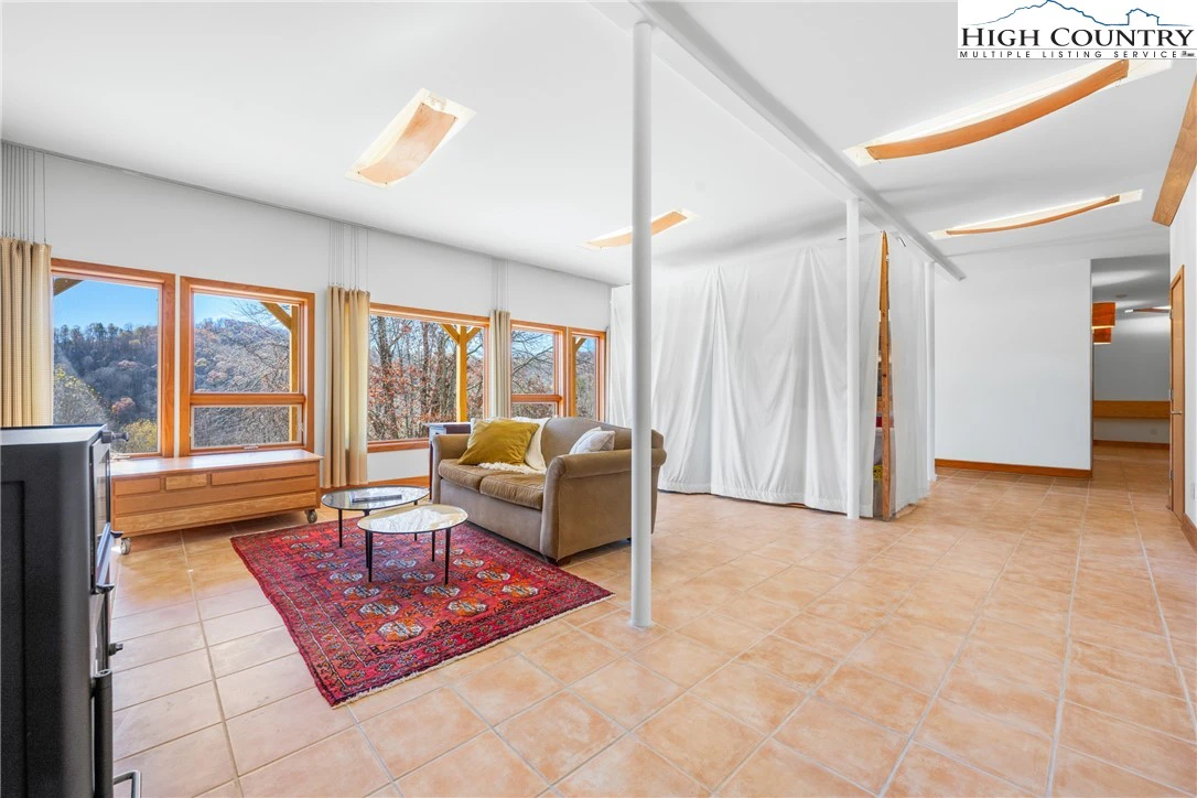 Image number 8 for the current listing