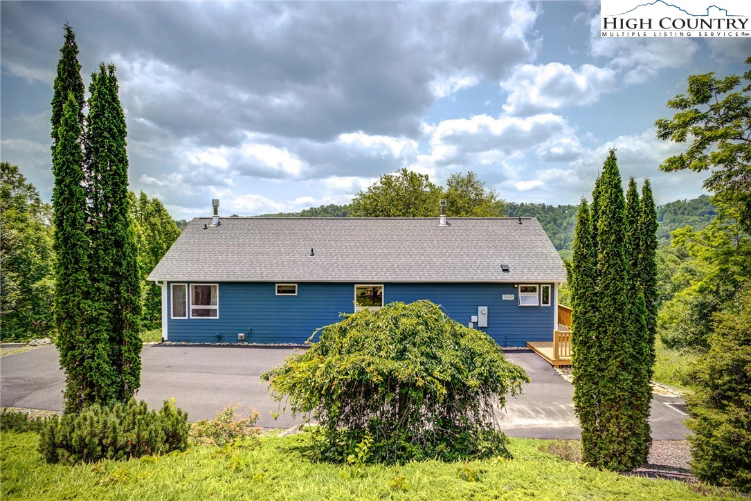 Image number 17 for the current listing