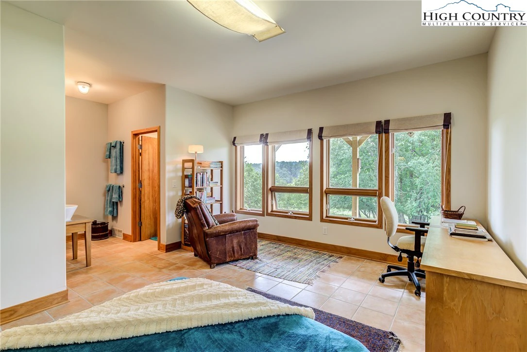 Image number 3 for the current listing