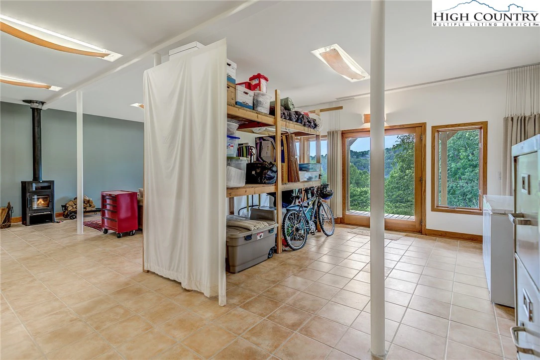 Image number 9 for the current listing