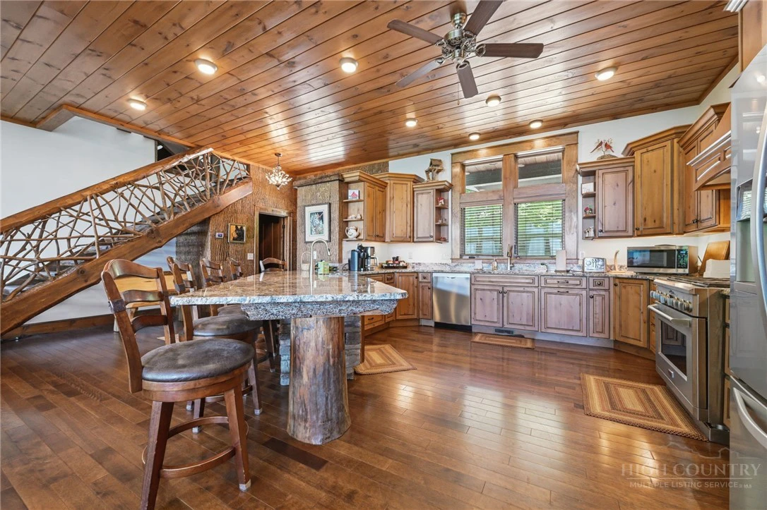Image number 4 for the current listing