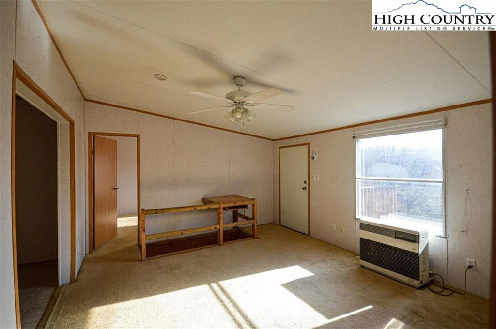 Image number 17 for the current listing