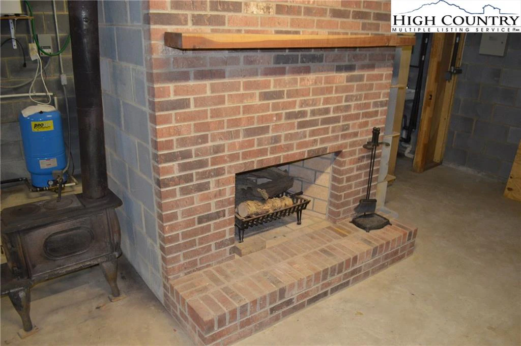 Image number 14 for the current listing