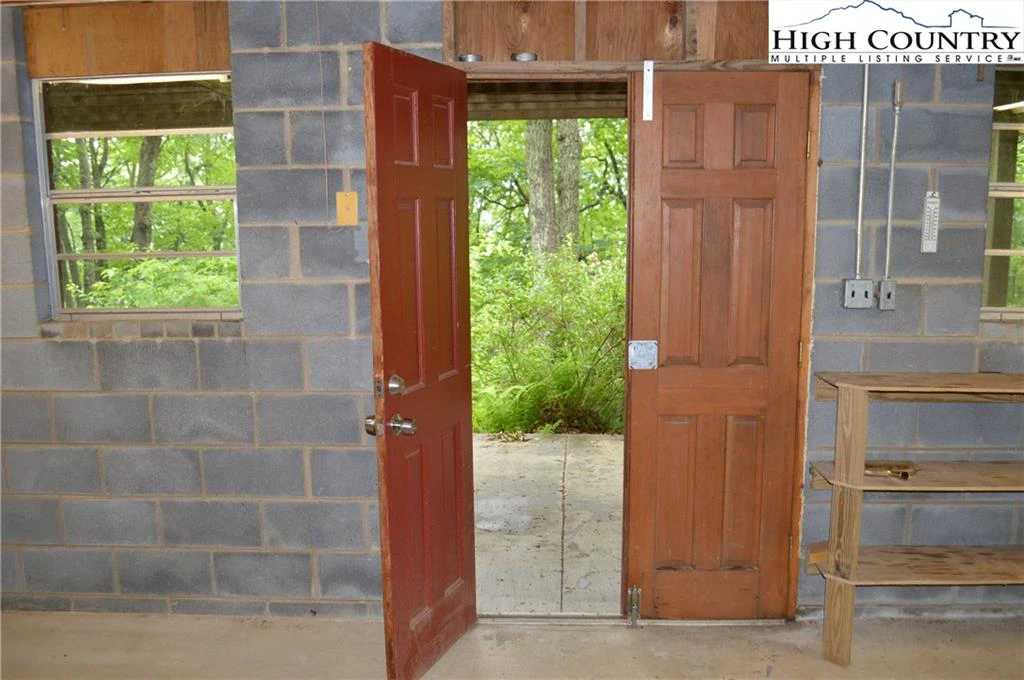 Image number 19 for the current listing